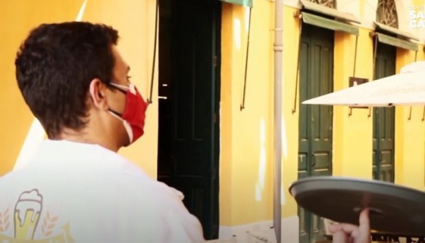 Documento determina que o acesso às casas noturnas tenham autorização de funcionamento para atendimento aos clientes exclusivamente sentados, permanecendo proibido o acesso à pista de dança e #Pracegover Na foto, garçom usando máscara