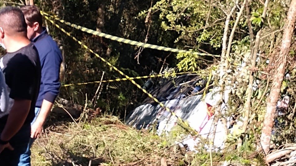 Duas pessoas ficam feridas após micro-ônibus despencar em ribanceira no Morro da Igreja, em Urubici #Pracegover Na foto, micro-ônibus caído e preso pelas árvores