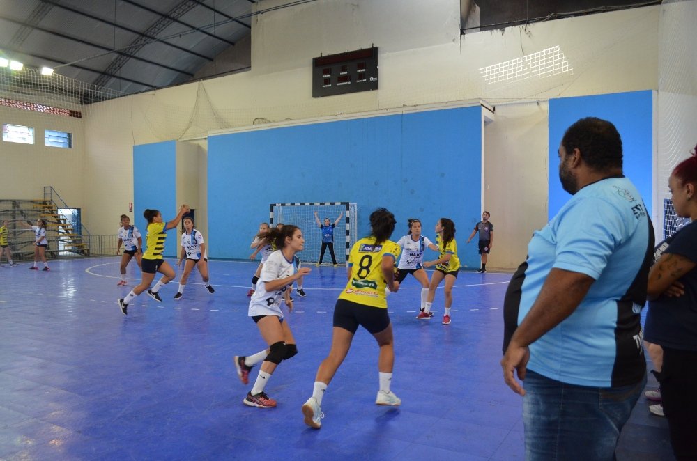 Equipe de Handebol de Tubarão convida meninas de 11 a 17 anos para treinos #Pracegover Na foto, jogadoras em quadra
