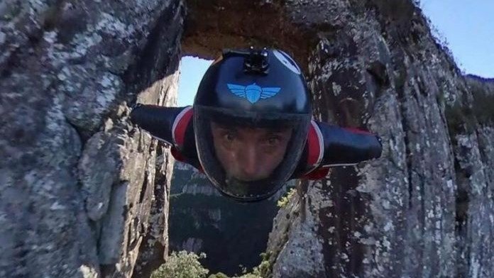 “Homem Pássaro” atravessa a fenda da Pedra Furada em Urubici “Homem Pássaro” atravessa a fenda da Pedra Furada em Urubici