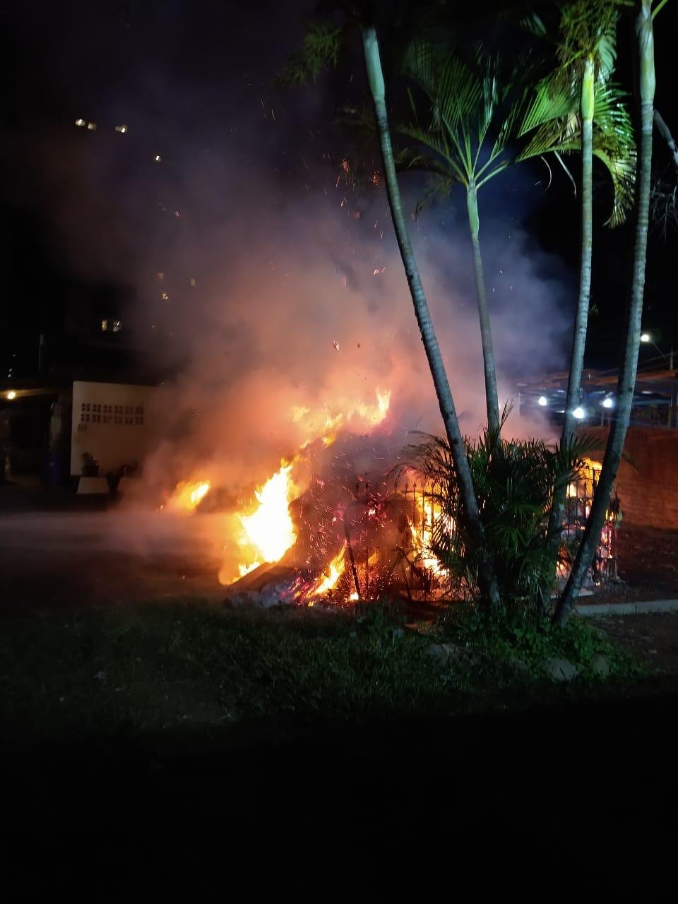 Incêndio em deposito de reciclagem é registrado neste sábado (5), em Criciúma