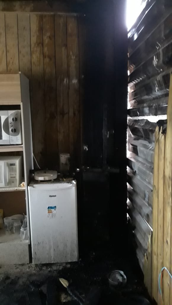 Incêndio em galeria comercial é registrado na Praia do Rosa, em Imbituba