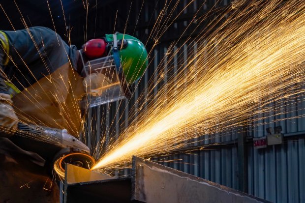industria #Pracegover Foto: na imagem há um homem trabalhando em soldagem