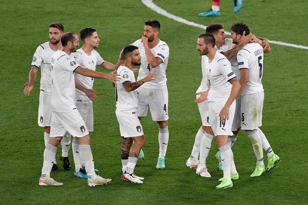 Jorginho, jogador de Imbituba, estreia na Eurocopa pela seleção italiana #Pracegover Na foto, jogadores comemoram gol