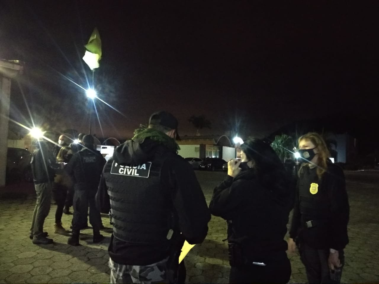 Mais de 100 mandados em combate à organização criminosa estão em andamento na Grande Florianópolis e Sul do Estado
