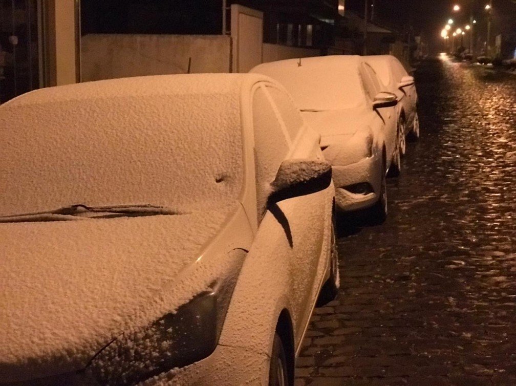 neve-em-urupema #Pracegover Foto: na imagem há diversos carros tomados pelo gelo