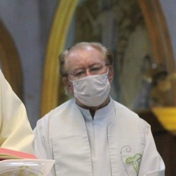 padre #Pracegover Foto: na imagem há um homem de roupa branca e de máscara