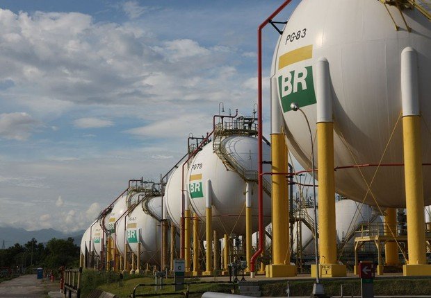 Petrobras reduz preço da gasolina em R$ 0,05 nas refinarias