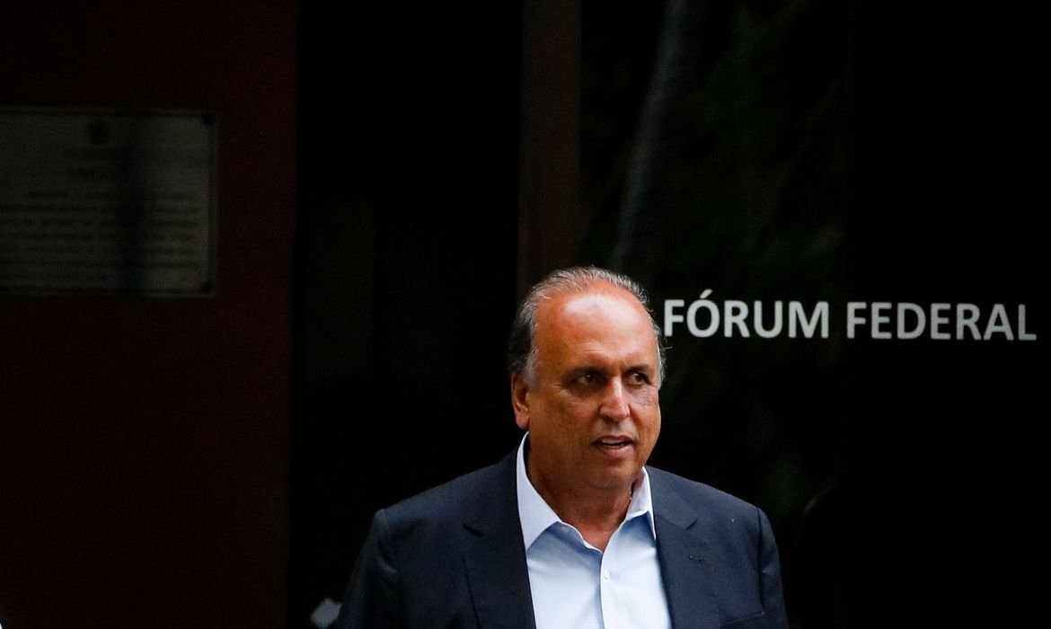 Pezão #Pracegover Foto: na imagem há um homem de terno