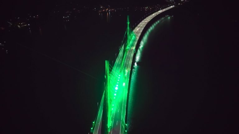 #Pracegover Foto: na imagem há uma ponte iluminada