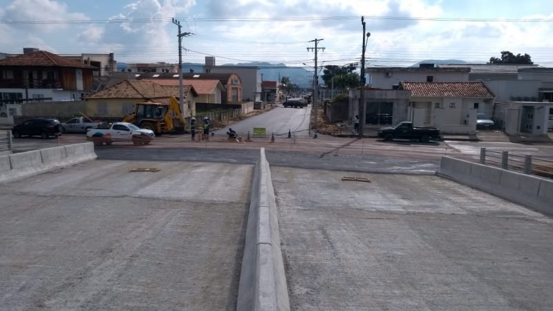 Ponte tb #Pracegover Foto: na imagem há uma ponte, vias, casas e postes
