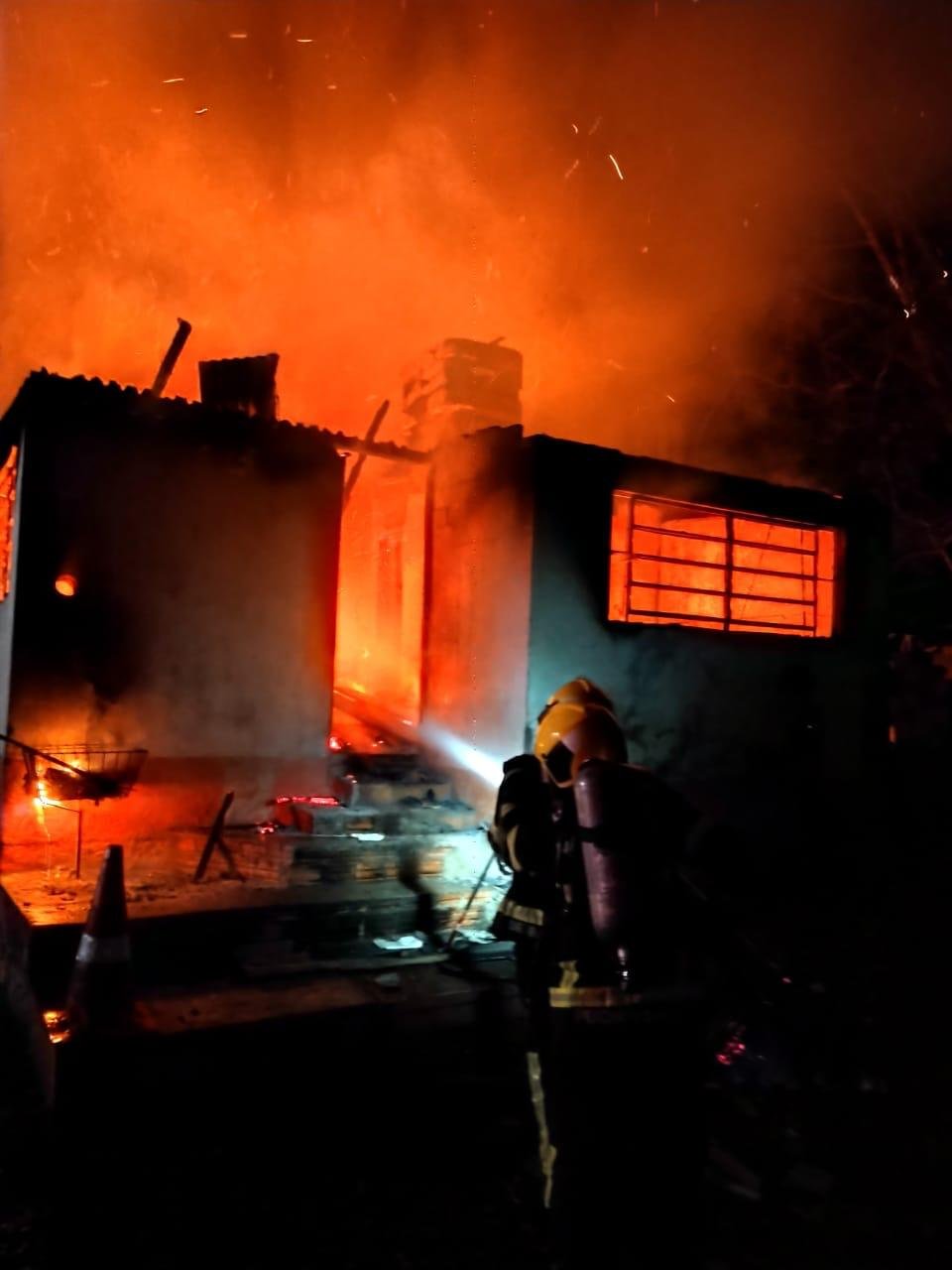 Residência é totalmente tomada pelo fogo, em Criciúma