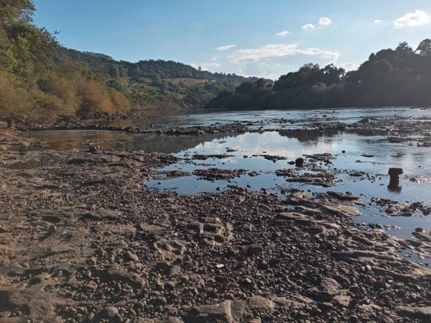 seca #Pracegover Foto: na imagem há terra, água e uma área verde