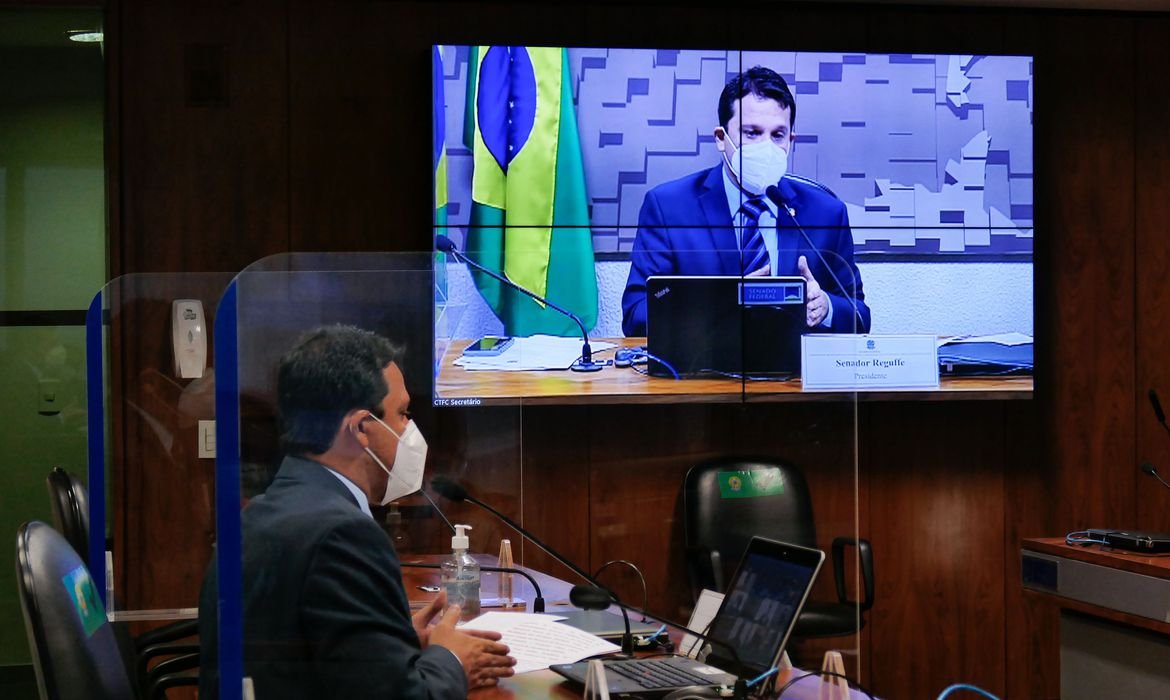 Senado discute reajustes dos preços dos planos de saúde #Pracegover Na foto, uma pessoa está em uma sala conversando com outro pessoa em um tela grande