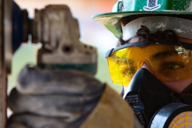 Sine de Santa Catarina tem 5.145 vagas de emprego abertas #Pracegover Na foto, homem com uma ferramenta na mão e equipamentos de segurança