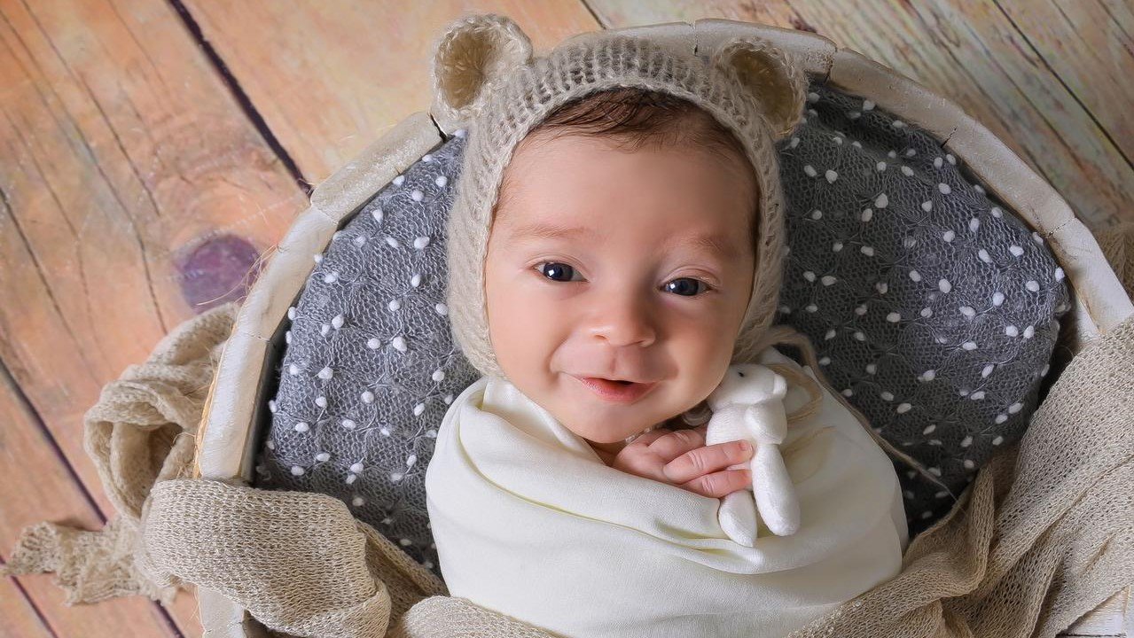 UniSul prepara artigo cientifico sobre bebê que nasceu com imunidade ao covid-19 #Pracegover Na foto, bebê com uma touca e enrolado em uma pano de cor clara