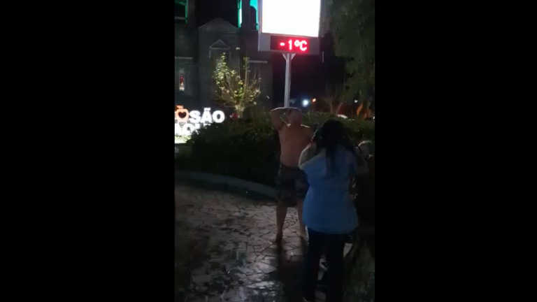 Vestindo apenas uma bermuda, homem toma banho em chafariz fazendo -1ºC em São Joaquim