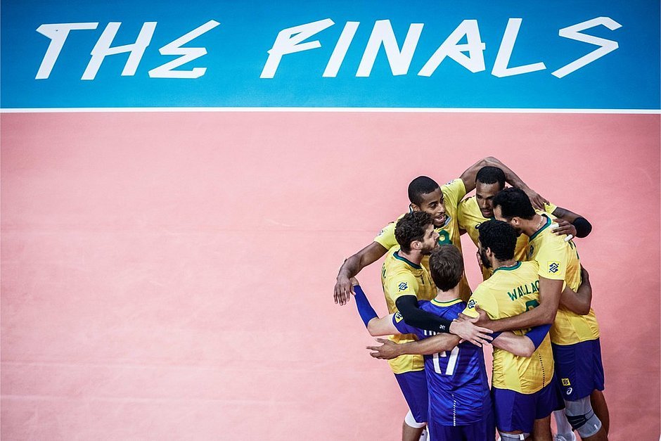 volei #Pracegover Foto: na imagem há pessoas comemorando e também há uma quadra