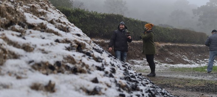 Neve deve continuar na Serra Catarinense até esta terça-feira