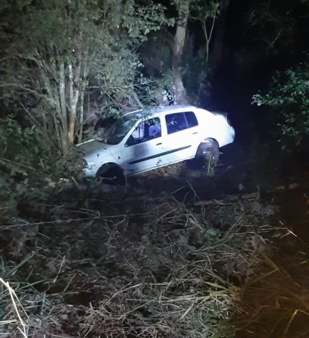 acidente em Itá #Pracegover Foto: na imagem há um carro e árvores