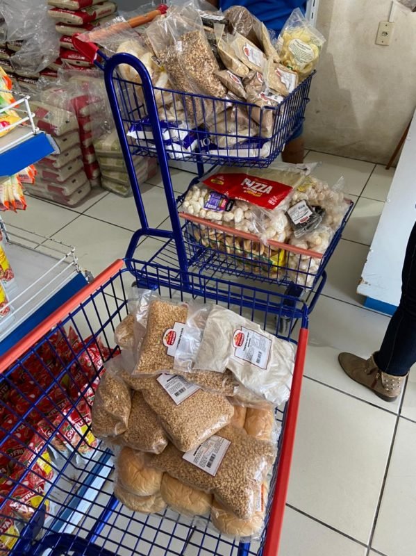 alimentos #Pracegover Foto: na imagem há carrinhos de supermercado e alimentos