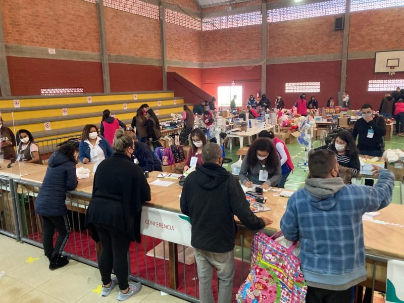 BAZAR #Pracegover Foto: na imagem há pessoas, produtos, quadra e arquibancada