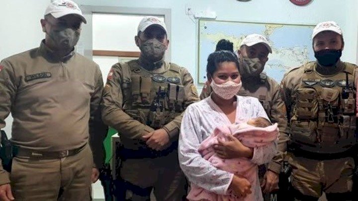 Bebê engasgada é salva com auxílio de policiais