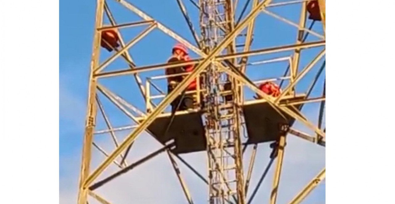 Bombeiros Voluntários impedem homem de se jogar de altura de 50 metros, em Jaguaruna #Pracegover Na foto, homens em cima de uma torre de telefonia