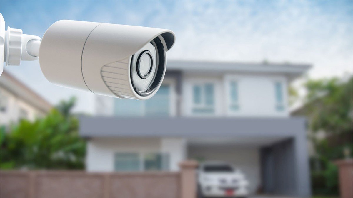cameras-de-seguranca #Pracegover Foto: na imagem há uma câmera de segurança, uma casa e um carro