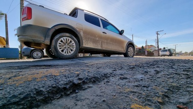 Carlos Moisés autoriza licitação para restaurar e melhorar a rodovia de acesso a Sangão #Pracegover Na foto, carro passando por uma estrada