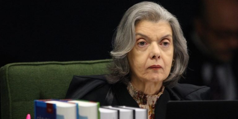 Cármen Lúcia nega obrigar análise de impeachment de Bolsonaro