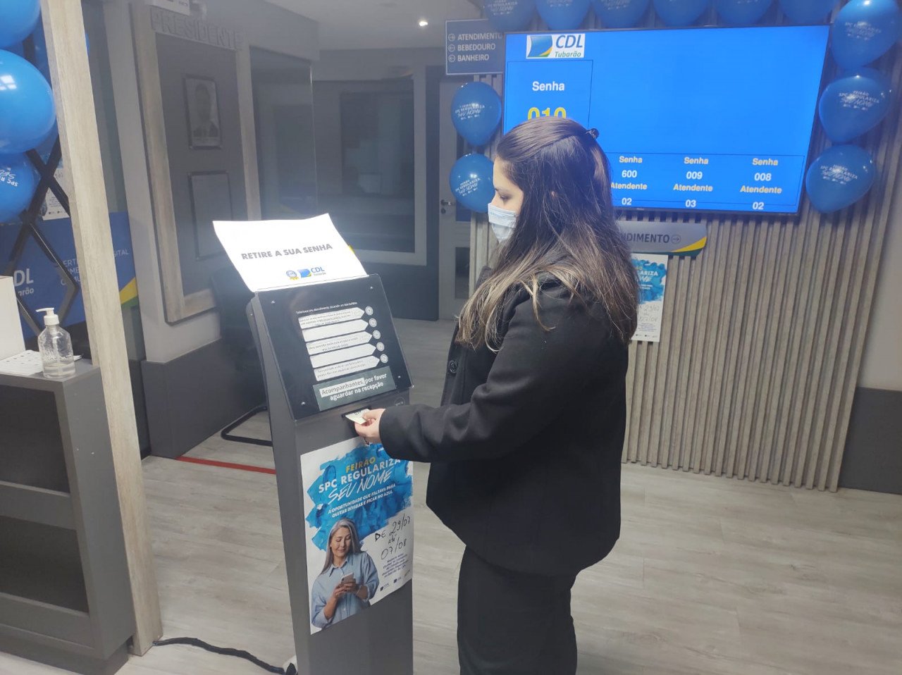 CDL #Pracegover Foto: na imagem há uma mulher