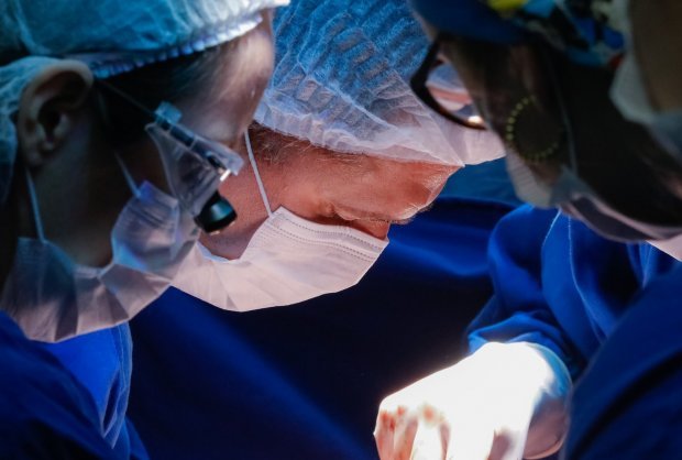 cirurgia #Pracegover Foto: na imagem há três pessoas da área da saúde