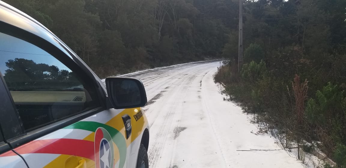 Congelamento de pista provoca interdição de trecho de acesso à serra catarinense