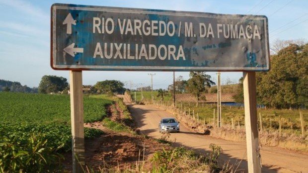 Em Treze de Maio, governador assina convênio para pavimentação da rodovia municipal Félix Simon #Pracegover Na foto, estrada de chão e poeira