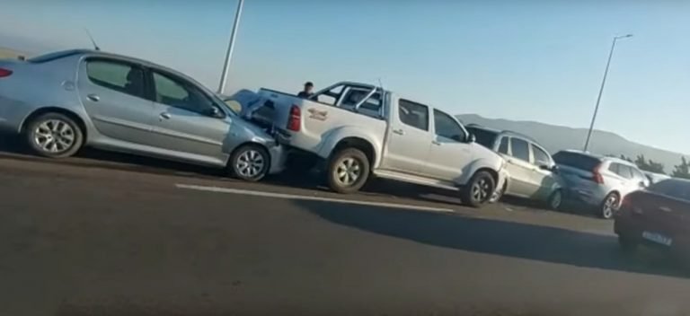 Engavetamento envolve oito carros na BR-101, em Laguna. Outro acidente entre dois veículos é registrado na mesma região