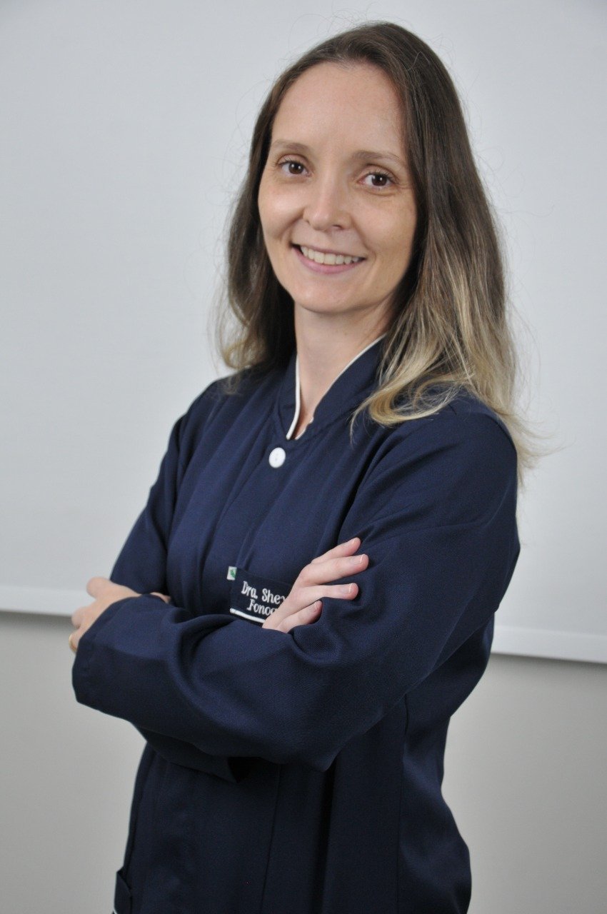 fono #Pracegover Foto: na imagem há uma mulher