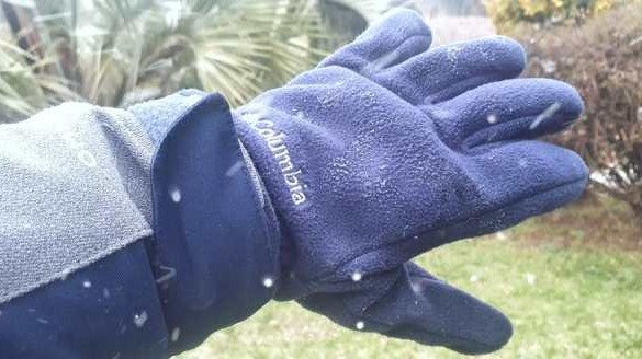 Frio intenso em SC São Joaquim registra primeiros flocos de neve nesta quarta-feira #Pracegover Na foto, pessoa usando uma luva e aparando flocos de neve