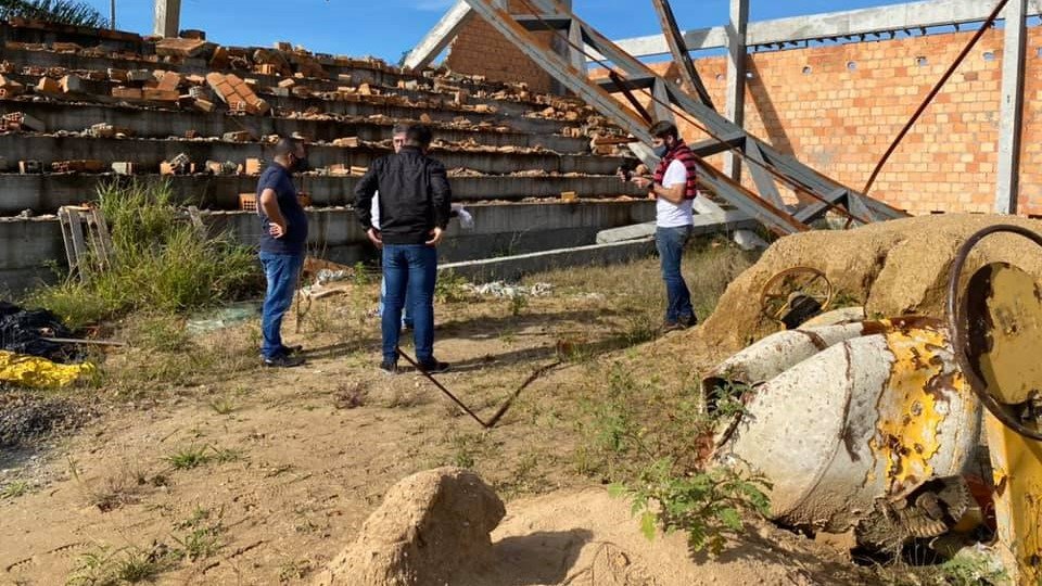 Ginásio em construção, em Braço do Norte, passa por nova perícia #Pracegover Na foto, pessoas em um construção