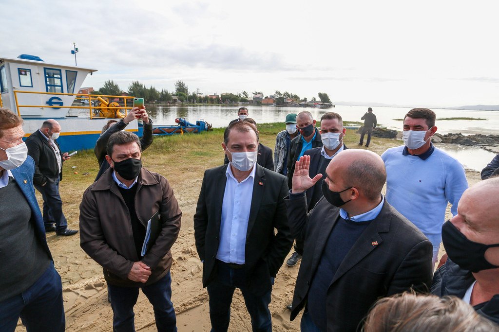 Governador celebra convênio para o desassoreamento do canal da Barra do Camacho #Pracegover Na foto, pessoas na barra do Camacho