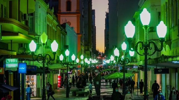 Governo de SC publica decreto que suspende limitação de horários de atividades e trabalho remoto dos servidores #Pracegover Na foto, pessoas caminhando no Calçadão de Florianópolis