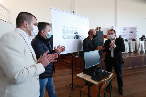 Governo do estado entrega laboratórios de tecnologia em escolas da região de Tubarão #Pracegover Na foto, pessoas em um sala