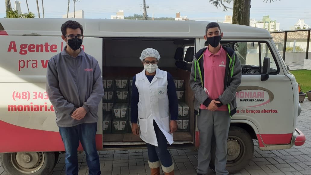 Grupo de amigos arrecada mais de R$ 3 mil em 1 dia e compra leite para asilo de Criciúma #Pracegover Na foto, funcionários do mercado que fizeram a entrega e uma representante do asilo