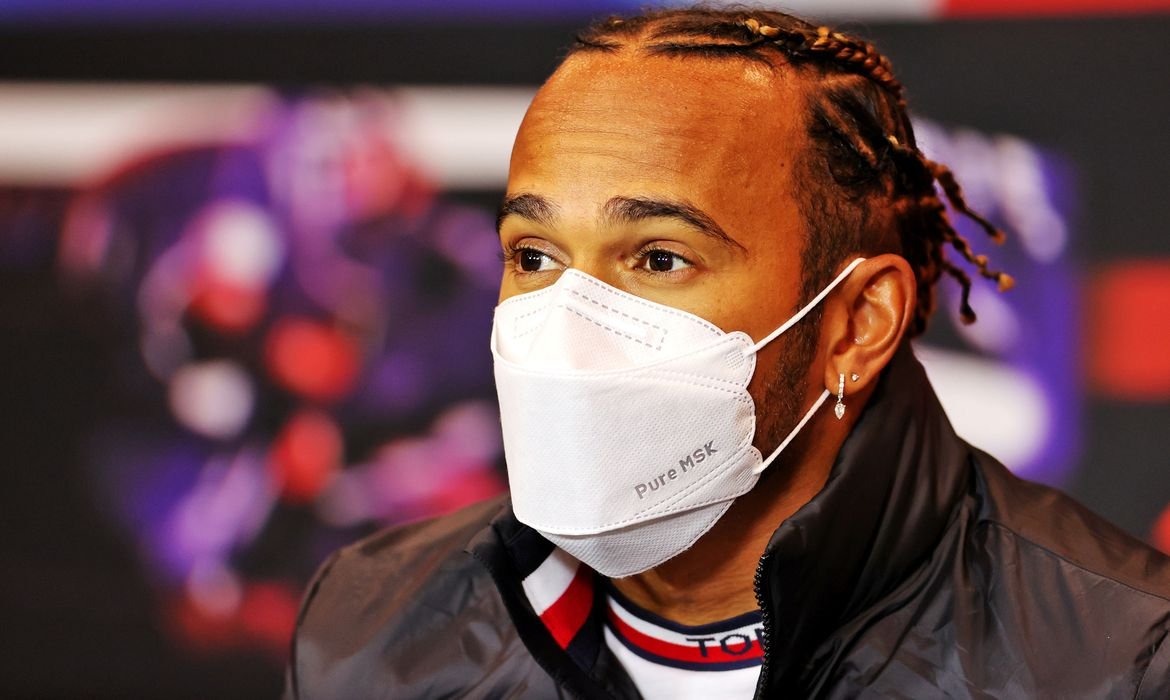 Hamilton #Pracegover Foto: na imagem há um homem de máscara