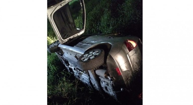 Irmãos ficam feridos em capotamento na BR 101, em Capivari de Baixo