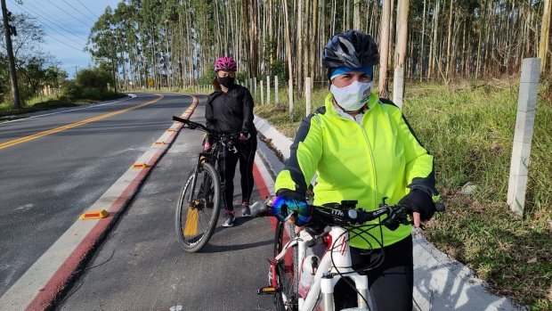 Jaguaruna conta com mais um acesso pavimentado ao Aeroporto Regional Sul #Pracegover Na foto, ciclistas na ciclofaixa da rodovia pavimentada