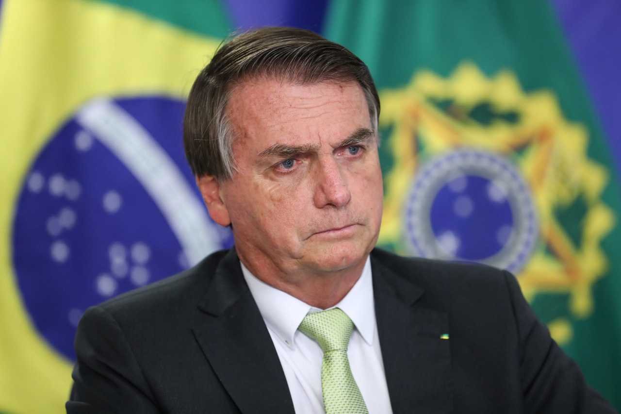 Jair-Bolsonaro-2 #Pracegover Foto: na imagem há um homem de terno e duas bandeiras