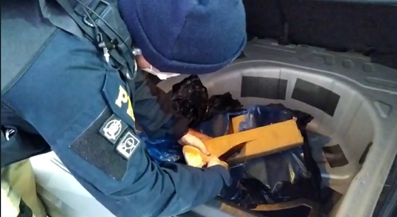 Maconha em estepe de automóvel são apreendidos na BR-101, em Tubarão