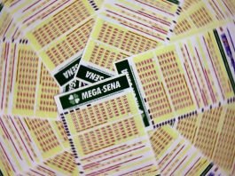 #Pracegover Na foto, diversos bilhetes de loteria