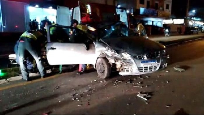Motorista capota carro em avenida de Braço do Norte e fica preso entre as ferragens #Pracegover Na foto, motorista sendo socorrido pelos Bombeiros